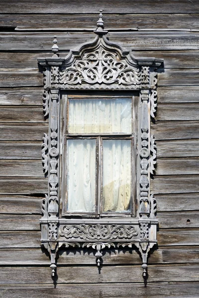 Fenêtre de vieille maison en bois — Photo