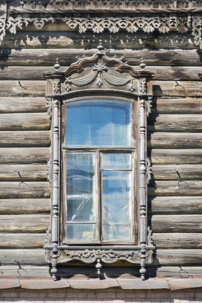 Fenêtre de vieille maison en bois — Photo