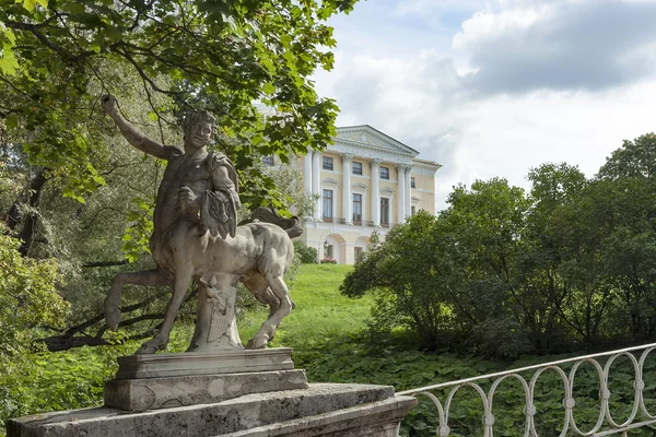 Pavlovsk, pomnik centaur — Zdjęcie stockowe