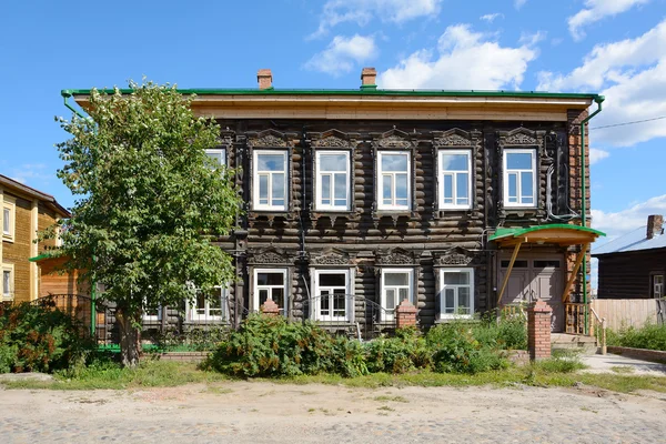 Tomsk, una antigua casa de madera —  Fotos de Stock