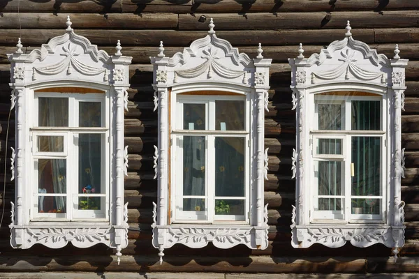 Ikkunat vanha puutalo — kuvapankkivalokuva