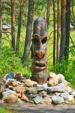 Parktaki ahşap heykel