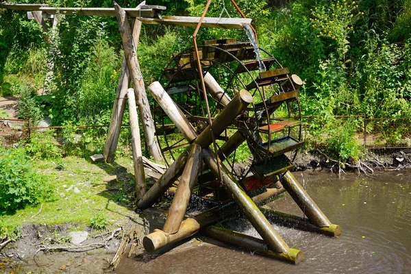 Wasserrad im Garten — Stockfoto