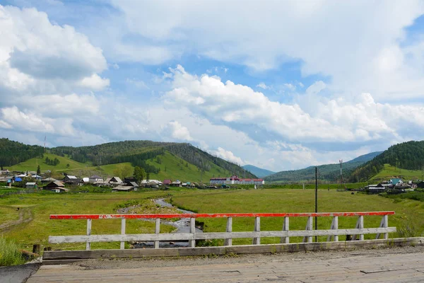 Ahşap yolu köprüsü üzerinde bir akış — Stok fotoğraf