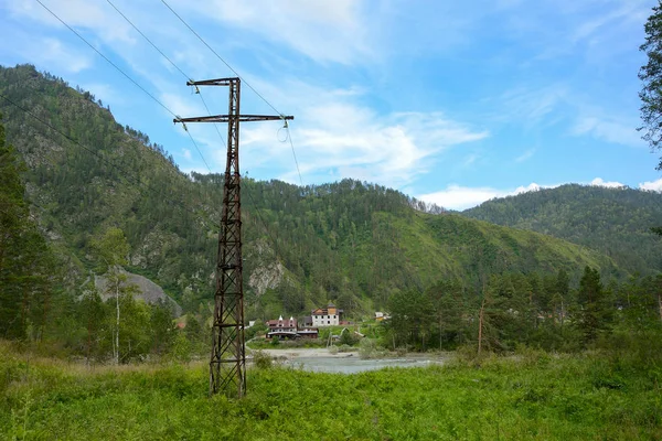 The Altai mountains, power lines on the banks of the Katun river — Stock Photo, Image