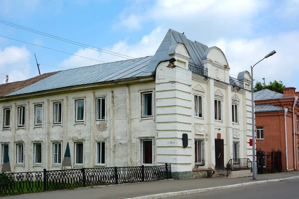 Старый дом в городе Бийск — стоковое фото