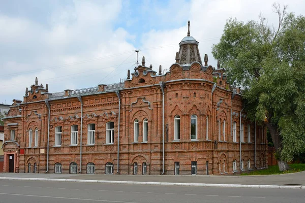 Biysk, zabytkowy dom przy ulicy były Świetne — Zdjęcie stockowe