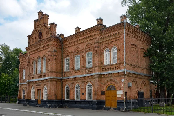 Biysk、元の実際の学校の建物 — ストック写真