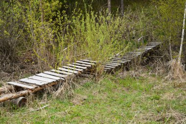 küçük bir nehir üzerinde yaya köprüsü