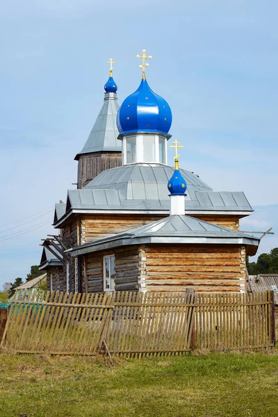 Die orthodoxe Kirche im sibirischen Dorf — Stockfoto