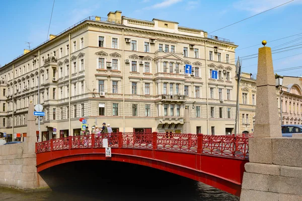 San Petersburgo, el puente rojo sobre el río Moika — Foto de Stock