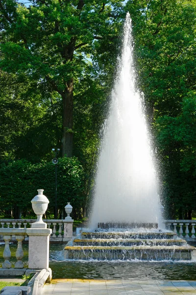 Peterhof, Rússia-5 de agosto: Fonte "Pirâmide" no Parque Inferior 05 de agosto de 2015 — Fotografia de Stock