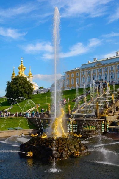 Peterhof, Russia-5 agosto: Grande cascata e la fontana di Samson il Parco Inferiore Aug 05,2015 — Foto Stock