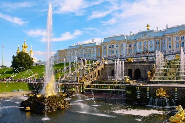 Peterhof, Rússia-5 de agosto: Grande cascata e a fonte de Sansão no Lower Park 05 de agosto de 2015 — Fotografia de Stock