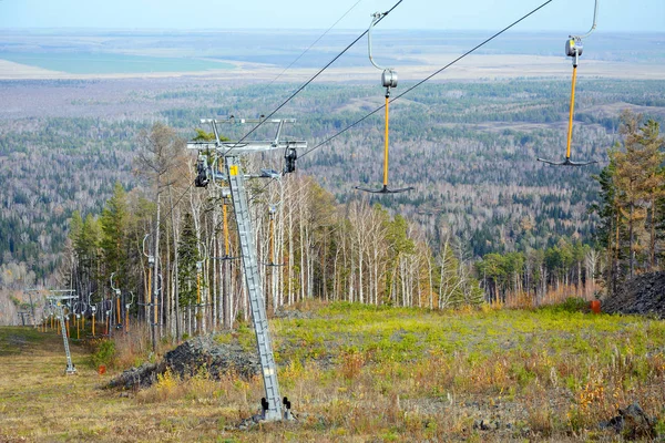 Elevador de esqui no resort nas montanhas — Fotografia de Stock