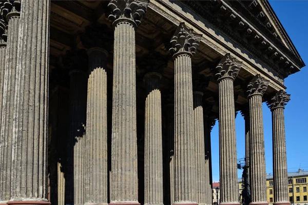 San Petersburgo, columnas corintias de piedra —  Fotos de Stock