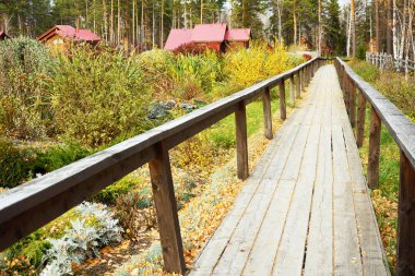 Ahşap geçit korkuluk ile