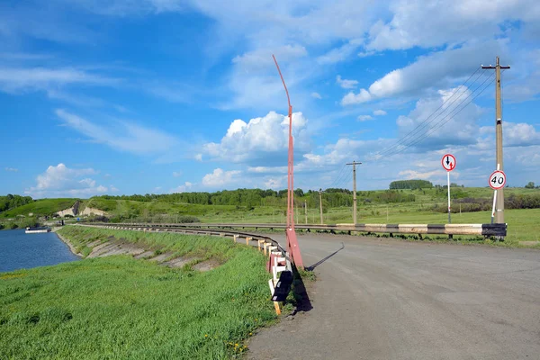 Ingang tot de dam van het stuwmeer van Barachatsky — Stockfoto
