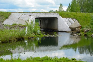 Küçük nehir üzerinde yol köprü