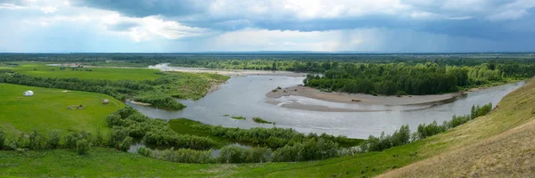 Панорамный вид на реку Кия Кемеровской области — стоковое фото