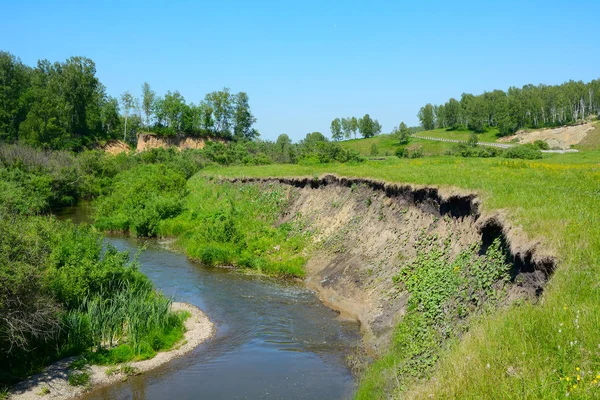 A curva de um pequeno rio — Fotografia de Stock