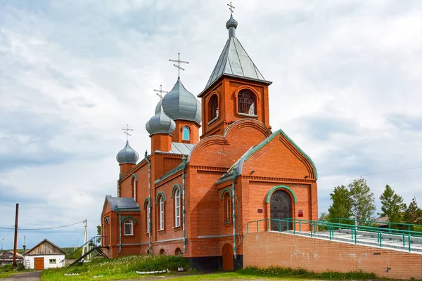 Kyrkan i den byn av Verkh-Chebula — Stockfoto