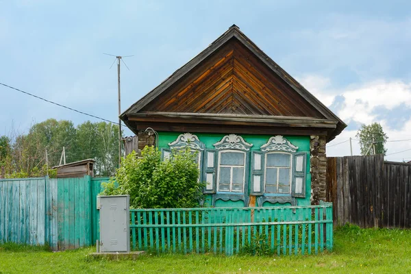 Bir Sibirya köyde eski ahşap ev