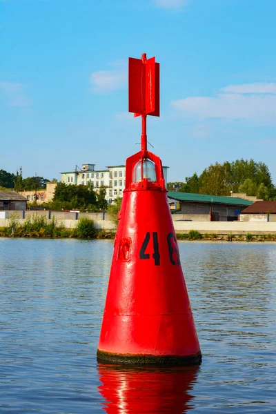 Kaliningrad, die rote Boje am Hafen — Stockfoto