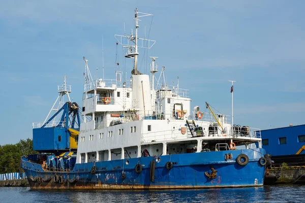 Baggeren schip op de pier — Stockfoto