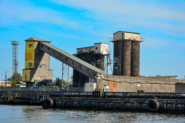 Kaliningrado, terminal de cimento no porto — Fotografia de Stock