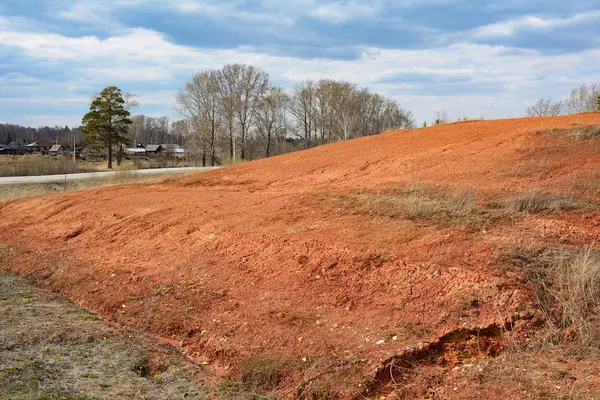 Det utgående lagret av rött eldfast lera — Stockfoto