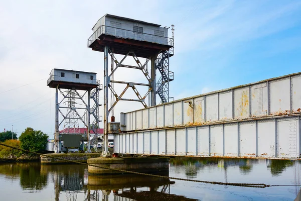 Ponte ferroviária de elevação inválida — Fotografia de Stock