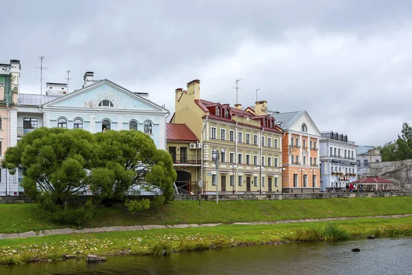 Pskov, Gouden dijk aan de rechterkant van de rivier Pskova — Stockfoto