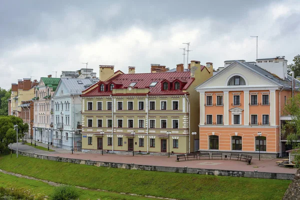 Pskov, viejos edificios coloridos en el terraplén de oro del río Pskova —  Fotos de Stock