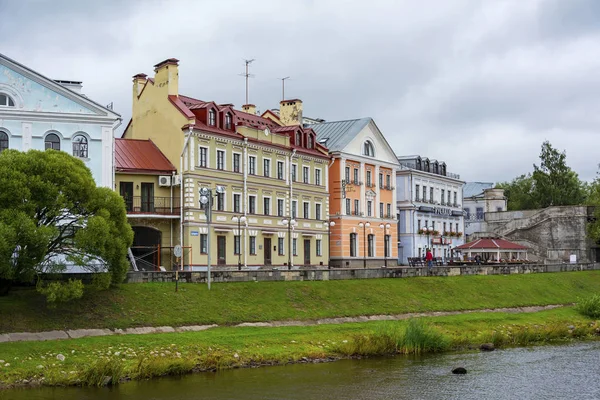 Pskov, terraplén de oro en el lado derecho del río Pskova —  Fotos de Stock