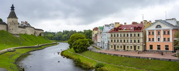 Pskov, panoramic view from the Trinity bridge over the Pskova river — Stock Photo, Image