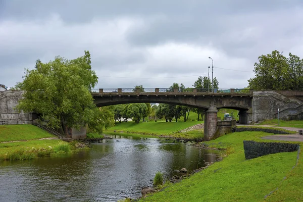 Pskov, Trojiční most přes řeku Pskovu — Stock fotografie