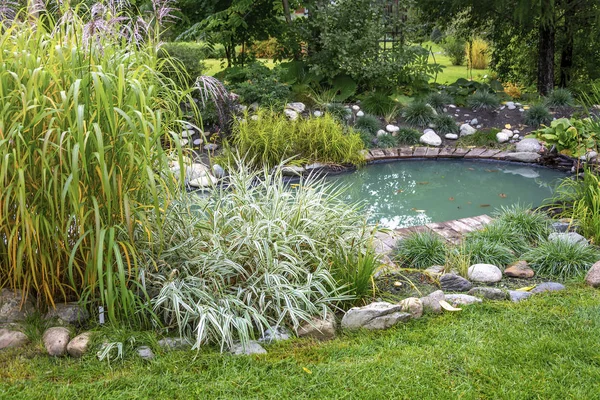 Çok güzel düzenlenmiş bir gölet.