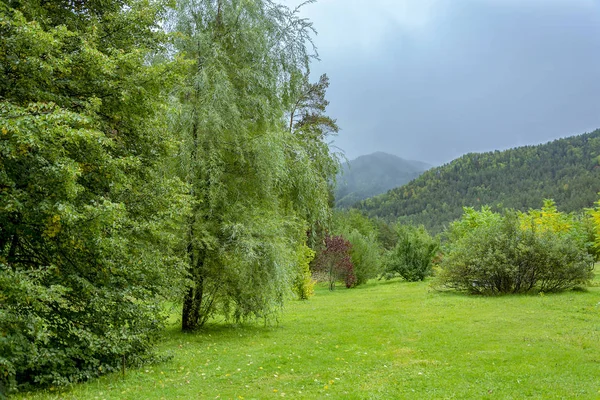 Parkoviště krajiny Park na svahu kopce — Stock fotografie