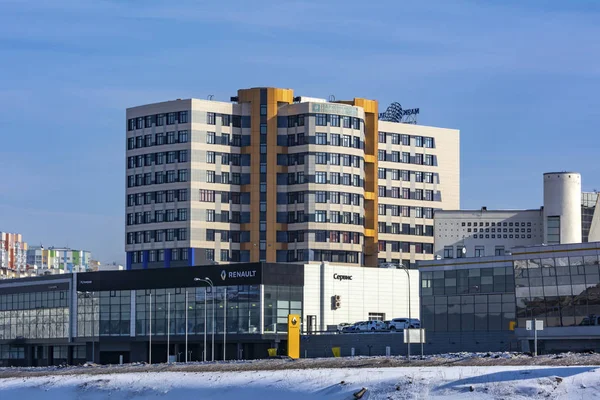 Kemerovo, kancelářské a obchodní budovy na březích Is — Stock fotografie