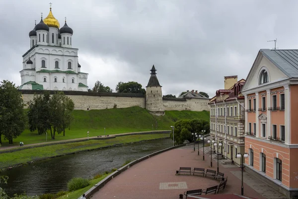 Pskov, Pskova nehrinin üzerindeki Üçlemeci köprüsünün manzarası — Stok fotoğraf