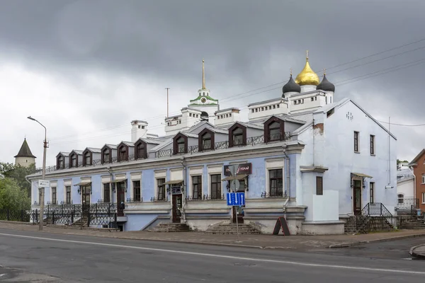 Pskov, egy régi épület a Leon Pozemsky utcában. — Stock Fotó