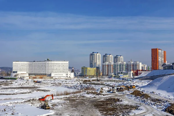 Kemerovo, Blick von der Universitätsbrücke über den Fluss iskitimka — Stockfoto