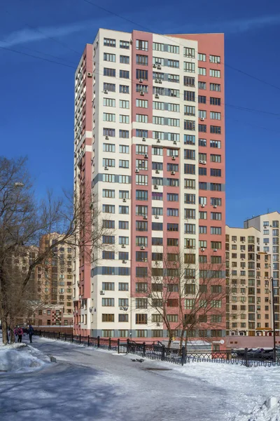 Kemerovo,一座现代化的公寓楼 — 图库照片