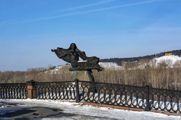 Kemerovo, en skulptur som symboliserar Tom floden på Pritomska — Stockfoto