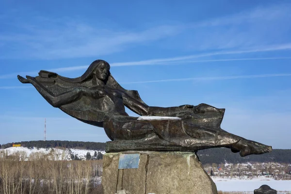 Kemerovo, en skulptur som symboliserar Tom floden på Pritomska — Stockfoto