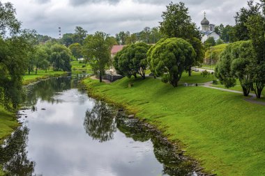 Pskov, Pskova nehrinin taşkın ovasına park et.