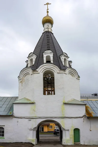 Pskov, klocktornet i den antika ortodoxa kyrkan Michael — Stockfoto