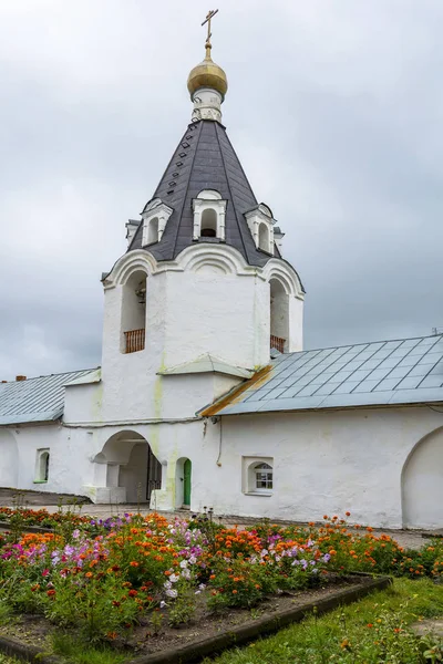 Pskov, der Glockenturm der alten orthodoxen Kirche von Michael — Stockfoto