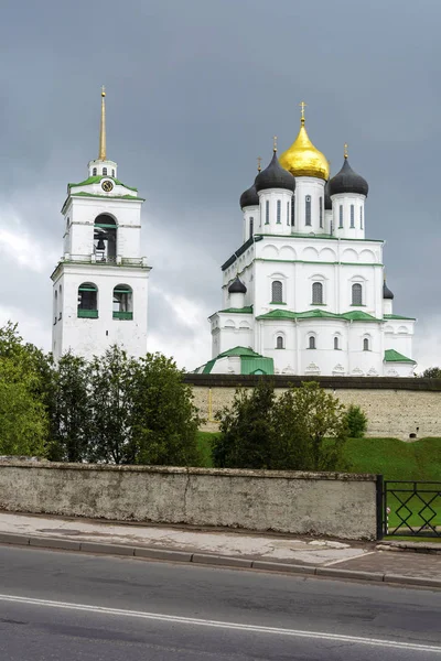 Pskov, Heilige Drie-eenheid kathedraal achter de muur van de oude Kre — Stockfoto